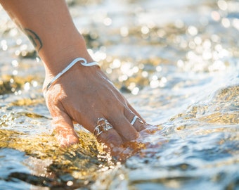 シルバーウェーブバングル - ミニマリストなスターリングシルバーの海をモチーフにしたブレスレット、ジュエリーギフト