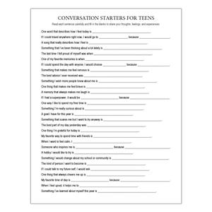 K&ouml;nnte beinhalten: Ein wei&szlig;es Blatt Papier mit der &Uuml;berschrift "CONVERSATION STARTERS FOR TEENS" oben. Das Blatt enth&auml;lt L&uuml;ckentexte, die dazu dienen, Selbstreflexion und den Austausch von Gedanken, Gef&uuml;hlen und Erfahrungen zu f&ouml;rdern. Die Aufforderungen sind in einer einfachen, gut lesbaren Schriftart.