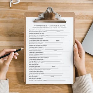 K&ouml;nnte beinhalten: Ein Klemmbrett mit einem Arbeitsblatt mit der Aufschrift "Conversation Starters for Teens". Eine Person h&auml;lt das Klemmbrett und einen Bleistift. Ein Laptop und Kopfh&ouml;rer sind im Hintergrund zu sehen. Das Arbeitsblatt enth&auml;lt L&uuml;ckentexte.