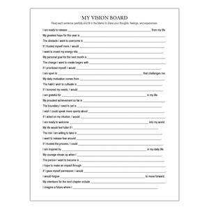 K&ouml;nnte beinhalten: Ein wei&szlig;es Vision Board mit dem Titel &bdquo;MY VISION BOARD&ldquo;. Es enth&auml;lt L&uuml;ckentexte, die zur Selbstreflexion und Zielsetzung anregen. Die Aufforderungen decken verschiedene Aspekte des Lebens ab, darunter Hoffnungen, Hindernisse und pers&ouml;nliches Wachstum.