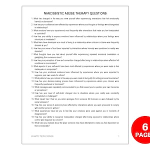 Pu&ograve; includere: Un foglio di lavoro stampabile in bianco e nero con il titolo "Narcissistic Abuse Therapy Questions". Il foglio di lavoro contiene 19 domande sul maltrattamento emotivo e su come influisce sull'autostima, sulle relazioni e sul benessere generale di una persona. L'angolo in basso a destra della pagina ha un cerchio rosso con il testo "6 PAGES" in bianco.