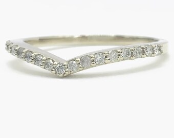 Anillo de diamantes con forma de espoleta en oro de 18 quilates: piedra de nacimiento de abril