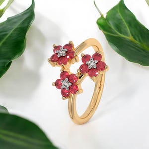 Anillo de flores de rubí, anillo de rubí, anillo floral, anillo de oro, anillo llamativo, piedra natal de julio, anillo de racimo, anillo delicado