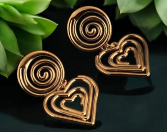Pendientes de corazón en espiral dorados: joyas abstractas colgantes de plata de ley