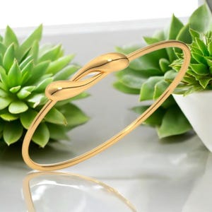 Sleek Gold Bangle Bracelet – Minimalist Modern Design – Elegant Everyday Jewelry – Lightweight Open Cuff – Gift for Her
