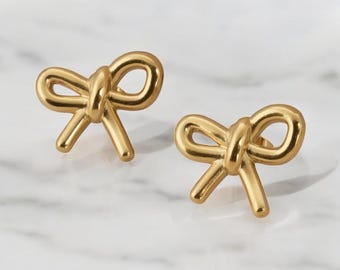 Gouden strikoorknopjes: sierlijke sterlingzilveren knoop