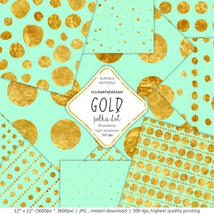 Op de afbeelding: Tien digitale papierpatronen met gouden stippen op een lichtgroene achtergrond. De patronen omvatten verschillende maten en arrangementen van stippen. De tekst "GOLD polka dot" wordt weergegeven in een witte ruit.