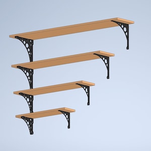 Puede incluir: Cuatro estantes de madera con soportes de metal negro. Los estantes están apilados uno encima del otro, con el estante más grande en la parte superior y el más pequeño en la parte inferior.
