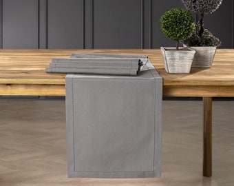 Chic ljusgrå linnelöpare, eleganta sömmar, juldekoration
