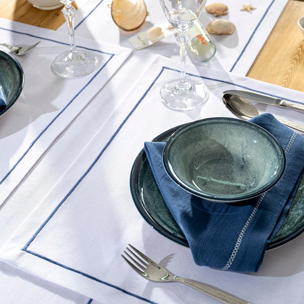 Luxe marineblauwe rand geborduurd moderne witte linnen placemats set van 4, 6 of 8. Nieuw huis, bruiloft, Moederdag, elegante verjaardagscadeaus.