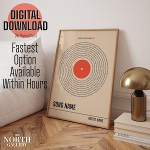 Op de afbeelding: Een ingelijste print met een beige achtergrond en een rode cirkel in het midden, die lijkt op een vinylplaat. De print heeft tekst in een cirkelvormig patroon en de woorden "SONG NAME" en "ARTIST NAME" onderaan. De woorden "DIGITAL DOWNLOAD" staan bovenaan.