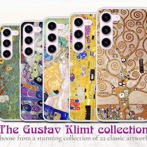 Könnte beinhalten: Fünf verschiedene Handyhüllen mit Kunstwerken von Gustav Klimt. Die Hüllen sind weiß mit einem durchsichtigen Rücken, der das Kunstwerk zeigt. Die Kunstwerke umfassen einen Baum mit wirbelnden Ästen, ein sich umarmendes Paar und eine Frau in einem fließenden Kleid. Der Text "The Gustav Klimt collection" befindet sich am unteren Rand des Bildes.