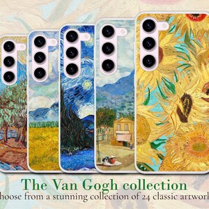 Peut inclure: Cinq étuis de téléphone différents mettant en scène des peintures célèbres de Van Gogh. Les étuis sont blancs avec une fenêtre en plastique transparent montrant l'œuvre d'art. Les peintures comprennent une nuit étoilée, des tournesols, un paysage avec une maison et un paysage avec un arbre.
