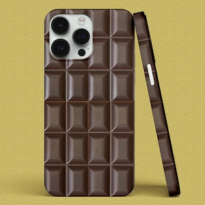 Può includere: Una custodia per telefono marrone e bianca con un design a barretta di cioccolato. La custodia ha un rialzo della fotocamera rialzato con tre obiettivi.