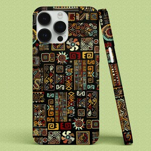 Può includere: Una custodia per telefono nera con un motivo geometrico colorato. Il motivo presenta varie forme e design, tra cui quadrati, cerchi e triangoli. La custodia ha un ritaglio per l'obiettivo della fotocamera.