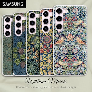 Könnte beinhalten: Vier Samsung-Handyhüllen mit verschiedenen floralen Mustern von William Morris. Die Hüllen sind weiß mit einem durchsichtigen Kunststoffrücken, der die floralen Designs zeigt. Der Text "SAMSUNG" befindet sich oben im Bild und "William Morris" unten im Bild. Der Text "Wählen Sie aus einer atemberaubenden Auswahl von 24 klassischen Designs." befindet sich unten im Bild.