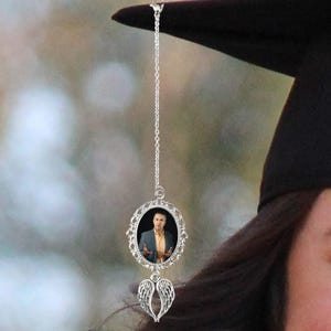 Dije de borla de graduación con foto personalizada, dije de graduación con alas de ángel y foto, dije de birrete conmemorativo de graduación 2025, regalos de graduación