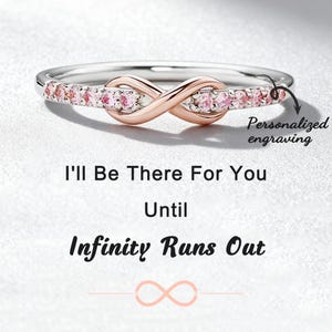 Peut inclure: Une bague infini en argent et or rose ornée de pierres roses. La bague porte l'inscription "I'll Be There For You Until Infinity Runs Out" et les mots "Personalized engraving".