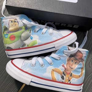 Zapatillas altas Converse para niños personalizadas. Regalo personalizado para niños. Zapatos personalizados únicos. Inspirados en Disney: Buzz y Woody. Toy Story.