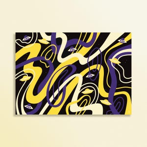 Op de afbeelding: Abstracte kunstprint met een zwarte achtergrond, gele, witte en paarse golvende lijnen en kleine gele UFO's. Het ontwerp heeft een retro, space-age esthetiek. Een levendig en opvallend kunstwerk.