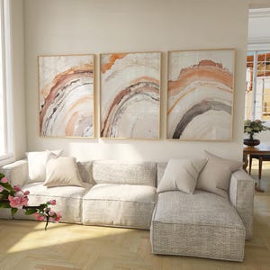 Tríptico abstracto en tonos terracota beige: impresiones texturizadas en tonos tierra