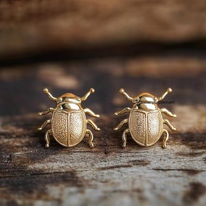 14K ゴールド ビートル スタッド イヤリング、昆虫スタッド イヤリング、ゴールド スカラベ スタッド、ビートル イヤリング、虫スタッド、小さなスカラベ ビートル イヤリング