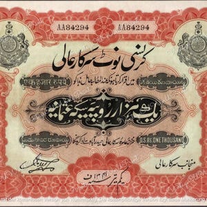 Peut inclure: Un billet de banque rouge et blanc avec des motifs complexes et le texte "کرنسی نوٹ سے کار عالی" en noir. Le billet présente un blason avec une couronne et le texte "Rs. One Thousand" en noir.
