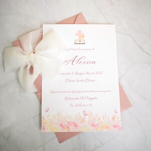 Invito Prima Comunione Bambina Personalizzato, Elegante Stile Fiori acquerello e farfalle con Croce, Busta Naturale, Nastro Chiffon seta