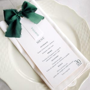 Menù Compleanno con Segnaposto – Personalizzabile per Ogni Evento | Elegante con Fiocco in Chiffon e Tag Nome Invitato