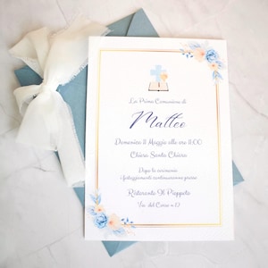 Invito Prima Comunione Bambino Personalizzato, Elegante Stile Azzurro con Croce, Fiori Dettagli Dorati, Busta Naturale, Nastro Chiffon seta