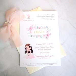 Invito Prima Comunione Bambina – Personalizzato in 3 Varianti Floreali: Rosa, Viola o Azzurro – Con Illustrazione Bimba e Nastro in Chiffon