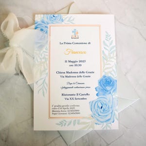 Invito Prima Comunione Bambino Personalizzato, Elegante Stile Azzurro con Croce, Fiori Dettagli Dorati, Busta Naturale, Nastro Chiffon seta