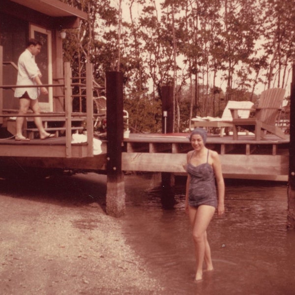 Lady of the Lake Vintage Quadrat Foto Schnappschuss lächelnde Frau Badeanzug Badekappe im Wasser stehend 1960er Jahre Mode Sommer