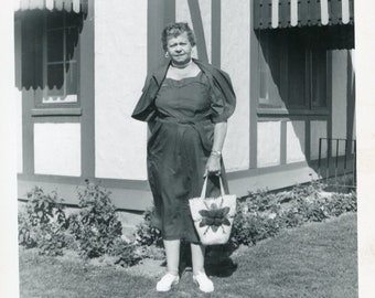 Stylish Middle Aged Woman Straw Handbag Purse Original Vintage Photo Snapshot 1950s Family Fashion Howe Caverns Travel