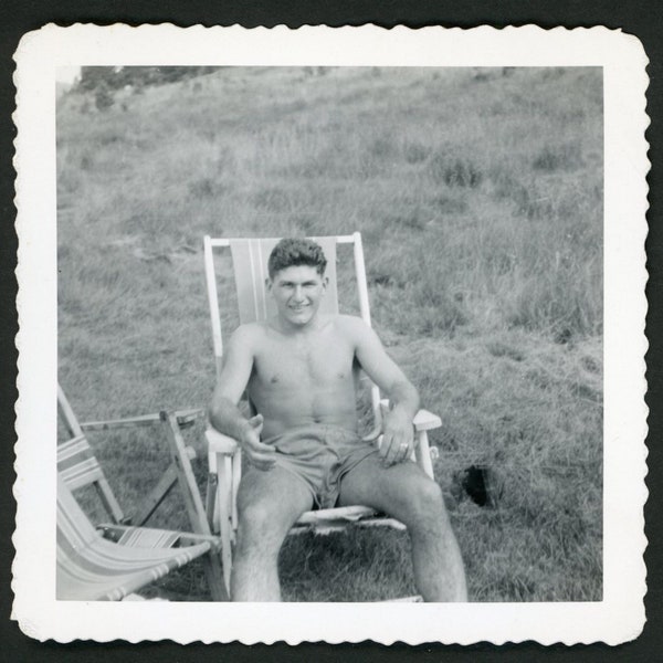 Bel homme torse nu short de maillot de bain assis sur une chaise de plage Original vintage photo instantané des années 1950 mode été plage