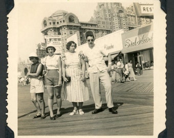 Familie auf Atlantic City Boardwalk View Mutter Töchter Original Vintage Foto Schnappschuss 1950er Jahre Mann Frauen New Jersey Hotel Traymore