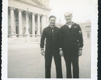 Hübsche Matrosenfreunde posieren auf dem europäischen Straßenplatz. Original-Vintage-Foto-Schnappschuss, 1950er-Jahre-Mode für Männer, Marineblau