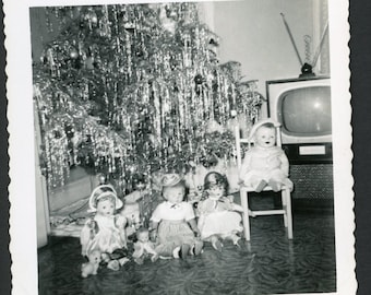 Funkelnder Weihnachtsbaum mit Babypuppenspielzeugen, quadratischer Vintage-Foto-Schnappschuss, 1950er-Jahre-Wohnzimmer-Lametta-Interieur, TV-Feiertage