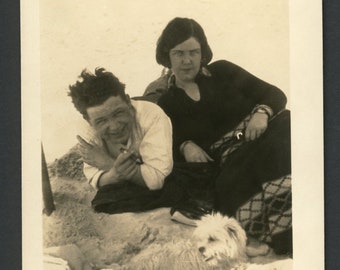 Freunde im Sand mit süßem weißen Scruffy Dog Original Vintage Foto Schnappschuss 1930er Jahre Männer Frauen Badeanzug Mode Strand Sommer