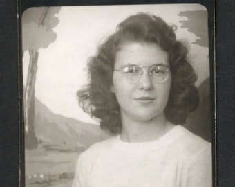 Hübsche junge Frau Brille welliges Haar Vintage Photo Booth Schnappschuss gemalt Hintergrund 1940er Jahre Mode