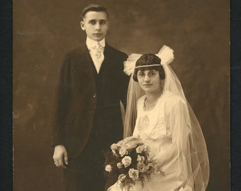 Elegant Young Bride and Groom 1920s Wedding Flower Bouquet Dress Veil Original Vintage Sepia Studio Portrait Photo Fashion Cropped Hair