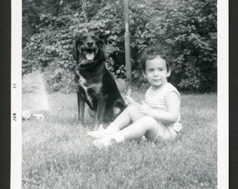 Kleiner Junge sitzt im Gras mit glücklichem Hund Hinterhof Beste Freunde Mitte des Jahrhunderts Vintage Foto Schnappschuss 1960er Jahre Haustiere Welpe