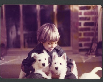 Coupe de cheveux au bol Happy Boy tenant un mignon terrier écossais blanc, chiots scottie, photo vintage des années 1970, animaux de compagnie, chiot