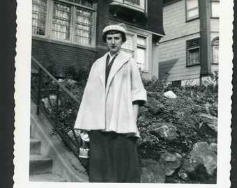 Stilvolle Frau vor Haus zu Ostersonntag verkleidet Kleid Hut Mantel Handtasche Vintage Quadrat Foto Schnappschuss 1950er Jahre Mode Mid Century