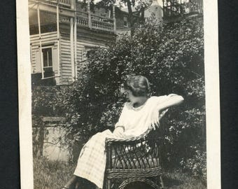 Vintage foto momentopname jaren 1910 mooie vrouw edwardiaans gibsonmeisje zittend in de tuin