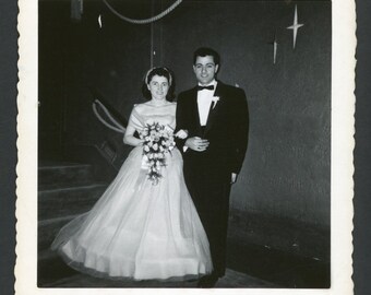 Vintage foto uit de jaren 1950: pasgetrouwden, bruid, bruidegom in smoking, receptie, mode, romantiek, liefde, bruiloft, midden van de eeuw.