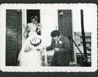 Herzlichen Glückwunsch an das glückliche Paar! Brautpaar Beworfen mit Reis Braut Bräutigam Außerhalb Hochzeit Vintage Foto Schnappschuss 1950er Jahre Mode Abstrakt