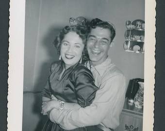 Vintage foto uit de jaren 1950: verliefd stelletje dat elkaar omhelst, knuffelt en koestert, man en vrouw, romantiek en liefde.