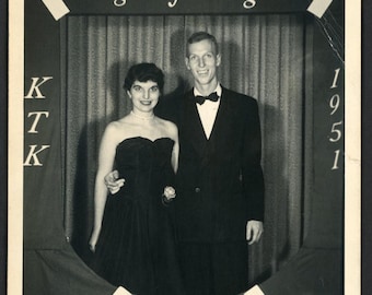 Vintage foto uit de jaren 50: Elegant stel op een studentenfeest, portret in galajurk en smoking.