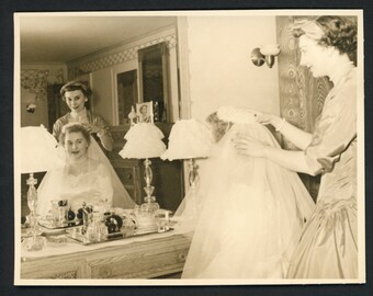 Sie sehen schön aus! Braut immer bereit für die Hochzeit Spiegelreflexion Vintage Foto Schnappschuss 1950er Jahre Frau Brautjungfer Mode Ehe